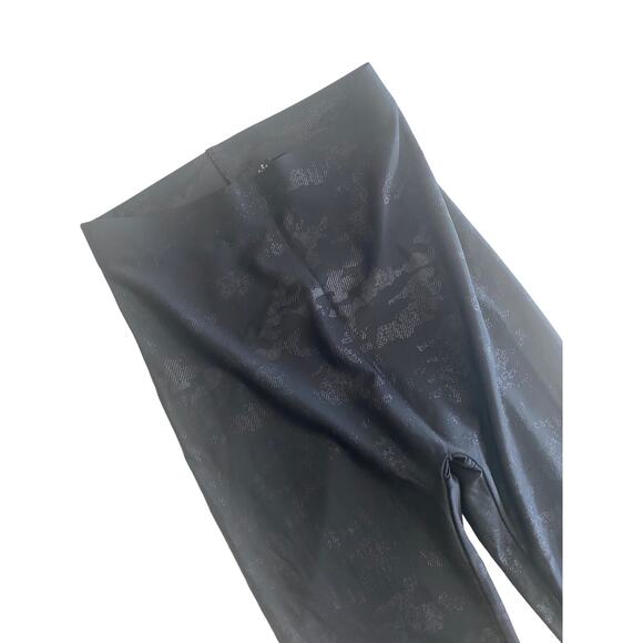HUE HIGHRISE WEIGHTLESS CAMO PRINT LEGGINGS BLACK SIZE SMALL NWOT - Picture 4 of 7